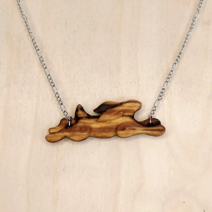 Pendentif lièvre bondissant