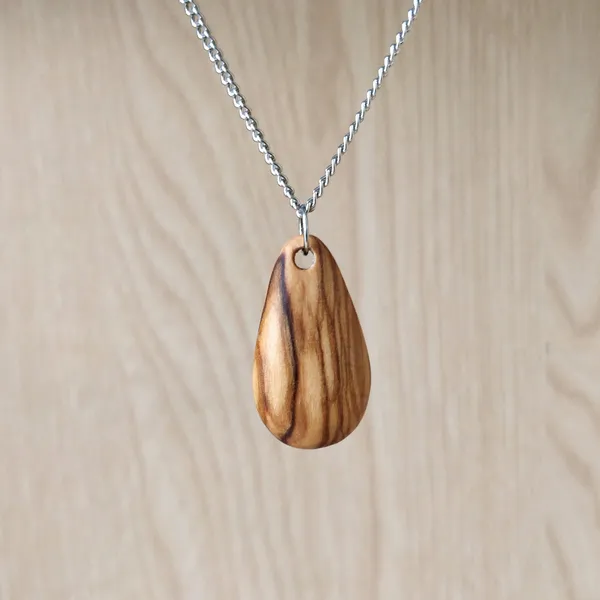 4 teardrop pendants carved from olive wood. by Wondiu